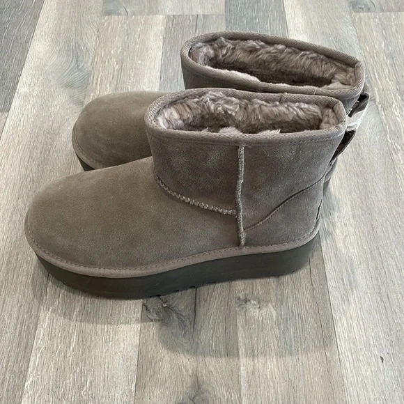 UGG WOMEN'S CLASSIC MINI PLATFORM BOOTS - Picture 7 of 16